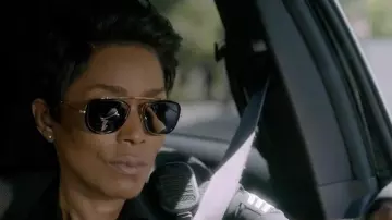 Les lunettes de soleil monture carrée portées par Athena Grant (Angela Bassett) dans la série 9-1-1 (Saison 2 Épisode 2)