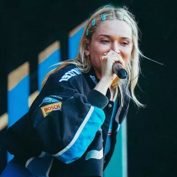 La veste Nascar oversize à logos portée par Lolo Zouaï au festival WeLoveGreen 02.06.2019