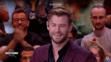La veste rouge bordeaux de costume à motifs portée par Chris Hemsworth dans Quotidien le 04.06.19