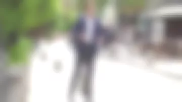 Sneakers en cuir bleues marines de Julian Bugier dans Tout compte fait 03.06.2019