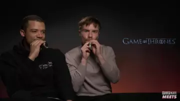 Sweatshirt black Jacob Anderson in the video 'Game of Thrones' Cast Play Theme Tune On A Kazoo In 'The BIG GOT Pub Quiz' of PopBuzz