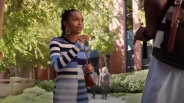 L'Espace bleu Colorant Maxi Robe portée par Zoey Johnson (Yara Shahidi) adultes-ish (Season01 Episode04)