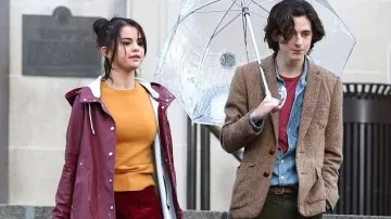 Manteau de pluie long violet bordeaux porté par Chan (Selena Gomez) vu dans A Rainy Day in New York