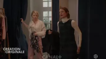 La robe droite à carreaux écossais portée par Mouche (Camille Cottin) dans Mouche (Saison 1)