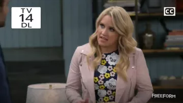 Beige en Fausse Veste en Cuir portés par Gabi Diamant (Emily Osment) chez les Jeunes & de la Faim (Season05 Episode03)