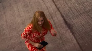 The long dress of red with slits and printed small, white flowers of Mary Ann (Laura Linney) in The Chronicles of San Francisco (Season 1)