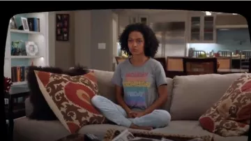 Chaser Short Sleeves Crew Tee usada por Zoey Johnson (Yara Shahidi) en grown-ish (S01E05)