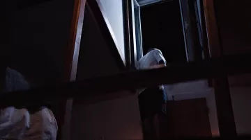 Le short Ellesse de Piruka dans son clip Até já