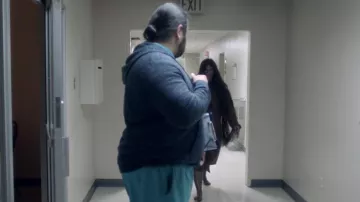 Gris Cardigan porté par Cooper Andrews dans Darlin'