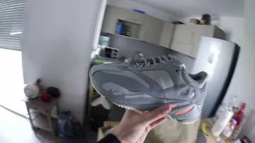 Las zapatillas grises Adidas Yeezy 700 de LeBouseuh Gaming en el vídeo de YouTube COMPRÉ UN NUEVO PAR DE SNEACKERS...
