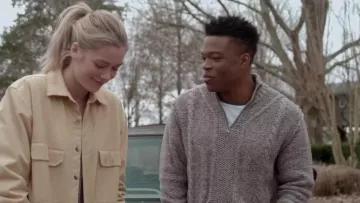 Suéter de punto de media cremallera en gris usado por Jordan Bishop (Caleb Castille) en El mundo que hacemos