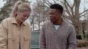 Demi-Zip Pull en Maille Gris, porté par la Jordanie Évêque (Caleb Castille) dans Le Monde, Nous Faire