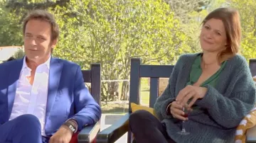 The vest loose coarse grey worn by Laly Polleï (Laly Meignan) in The Mysteries of love Season 20 Episode 21