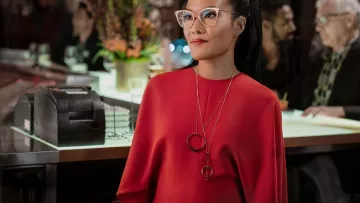La longue robe rouge Stella McCartney de Sasha (Ali Wong) dans Always Be My Maybe