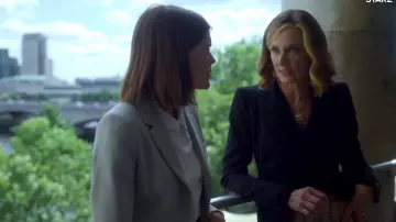 Blazer noir porté par Lady maréchal-ferrant (Joely Richardson) dans La Tour (Saison 01)