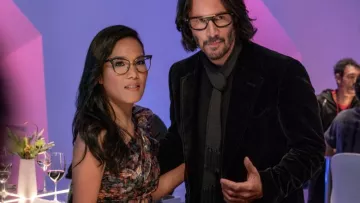 La blouse florale à épaule asymétrique Isabel Marant de Sasha (Ali Wong) dans Always Be My Maybe