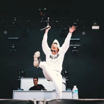 Le sweatshirt à capuche blanc Moschino porté par Vald sur son compte Instagram @valdsullyvan