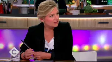 Camiseta alta blanca de Anne-Élisabeth Lemoine en C à vous el 05.06.2019