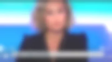 Camisa negra corta holgada de Caroline Roux en tela fluida, cuello en V, mangas largas hinchadas en C dans l'air el 05.06.2019