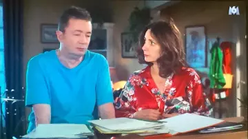 Le kimono rouge porté par Liliane (Valérie Karsenti) dans Scènes de Ménages du 5.6.2019