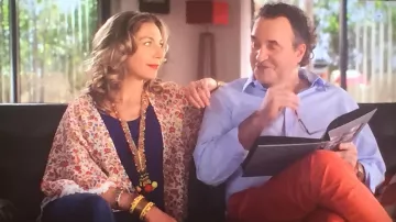 Le kimono fleuri porté par Camille (Amélie Etasse) dans Scènes de Ménages du 5.6.2019