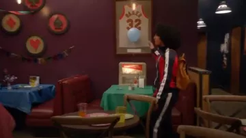 MSGM Jersey pantalon porté par Zoey Johnson (Yara Shahidi) adultes-ish (S01E05)