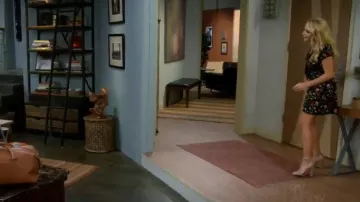 Steve Madden Carrson Sandale porté par Gabi Diamant (Emily Osment) chez les Jeunes & de la Faim (S05E05)