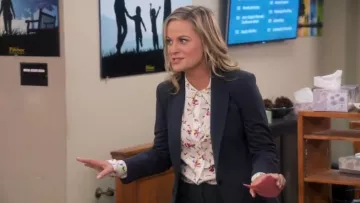 Equipment Brett Floral Silk Blouse in Nature White worn by Leslie Knope (Amy Poehler) in Parks and Recreation (S07E12)