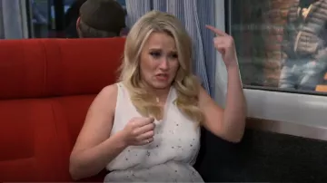 Blanc Stardust Impression Libby Cami porté par Gabi Diamant (Emily Osment) chez les Jeunes & de la Faim (Season05 Episode10)