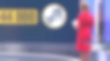 La robe portefeuille rouge de Anne-Sophie Lapix dans Journal de 20h de France 2 le 03.06.2019