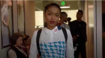 Camisa de algodón blanca con estampado de labios usada por Zoey Johnson (Yara Shahidi) en grown-ish (Season01 Episode08)