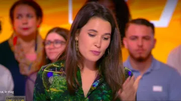 The combination of forest green with shirt collar buttoned Alix Van Pee in The Info of the true 06.06.2019