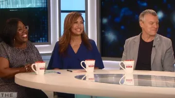 Traje azul de hombro frío con faja de cintura usado por Carrie Ann Inaba en The Talk 05 de junio de 2019