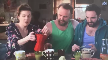 La cafetera italiana roja en Emma y Fabien en Scènes de Ménages del 6.6.2019