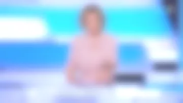 La falda de seda a rayas de Caroline Roux en C dans l'air del 30/05/2019