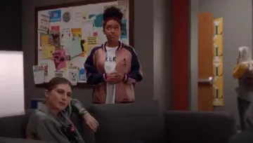 Réversible Vieux Rose en Soie Graphique Blouson porté par Zoey Johnson (Yara Shahidi) adultes-ish (Season01 Episode09)