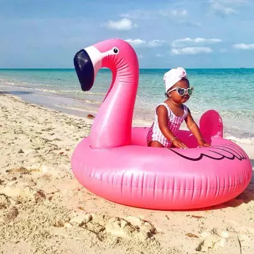 Les lunettes de soleil rose en forme de coeur de True Kardashain (fille de Khloe Kardashian) sur le compte instagram de @khloekardashian