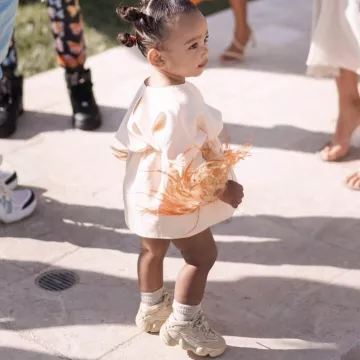 Les baskets blanches de Chicago Kardashian West sur le compte instagram de @kimkardashian