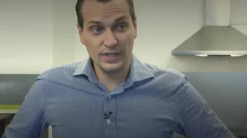 La chemise à carreaux vichy bleus et blancs portée par un candidat dans Norbert, commis d'office 05.06.2019