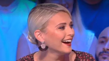 Les boucles d'oreilles Pendantes à pampilles noires de Kelly Vedovelli dans Touche pas à mon poste