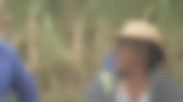 El gran sombrero de paja usado por un orador en Faut pas rêver el 04.06.19