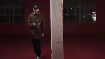 Loser Machine Garfield Cap en Noir porté par Mac Miller comme on le voit dans sa Cendrillon musique de la vidéo de l'exploit. Ty Dolla $ign