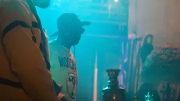 Le Sweat à logo Moschino porté par Ninho dans Vegedream - Elle est bonne sa mère ft. Ninho