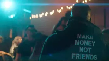 La sudadera negra Make Money Not Friends que lleva Vegedream en su vídeo Ella es buena su hazaña madre. Ninho