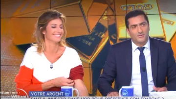 Le pull  jeu de couleurs sur une grosse maille jersey, col rond pailleté de Caroline Ithurbide dans William à midi le 06.06.2019