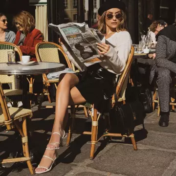 Les sandales en cuir brides fines blanches à talons mi haut de Chloé Bleinc sur son compte Instagram @chloebbbb