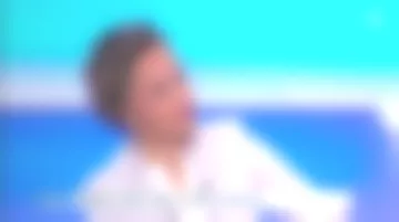 Chaqueta de corte recto de Caroline Roux, cuello alto recortado, puños con flecos en C en el aire