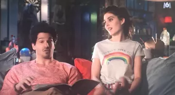 The t-shirt arc en ciel I m Over It worn by Leslie in Scenes of Households in the 6.6.2019