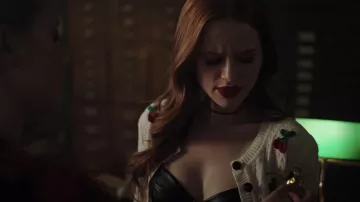 Le gilet blanc à cerise Unique Vintage porté par Cheryl Blossom (Madelaine Petsch) dans Riverdale S03E17