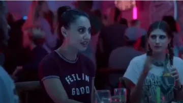 Feelin Good Graphic Ringer Burgundy Tee usada por Ana Torres (Francia Raisa) en grown-ish (Temporada01 Episodio10)